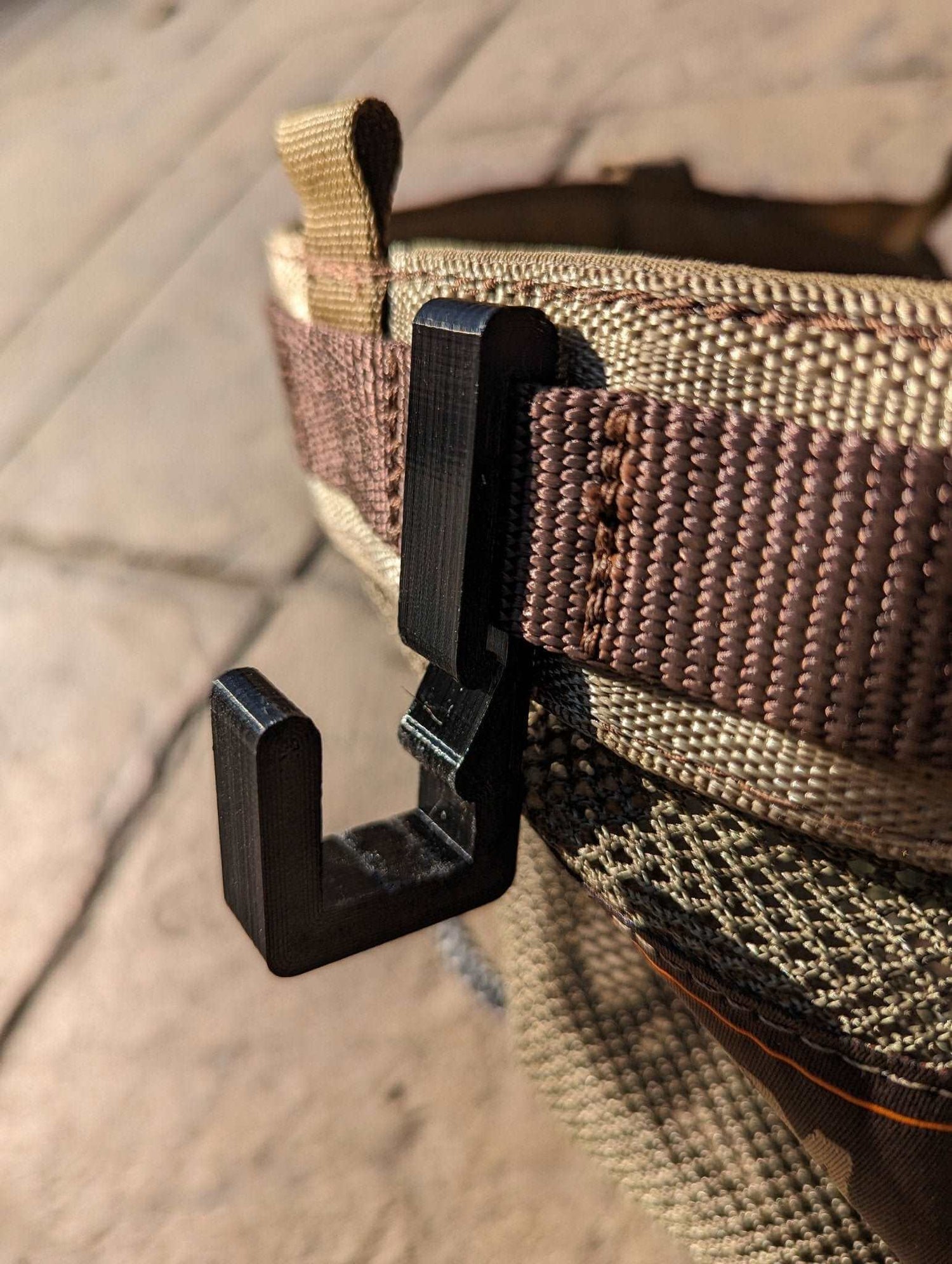 3D Hunting Solutions Saddle Platform Hanger for Mobile Hunting, metal hook with adjustable straps for easy gear hanging