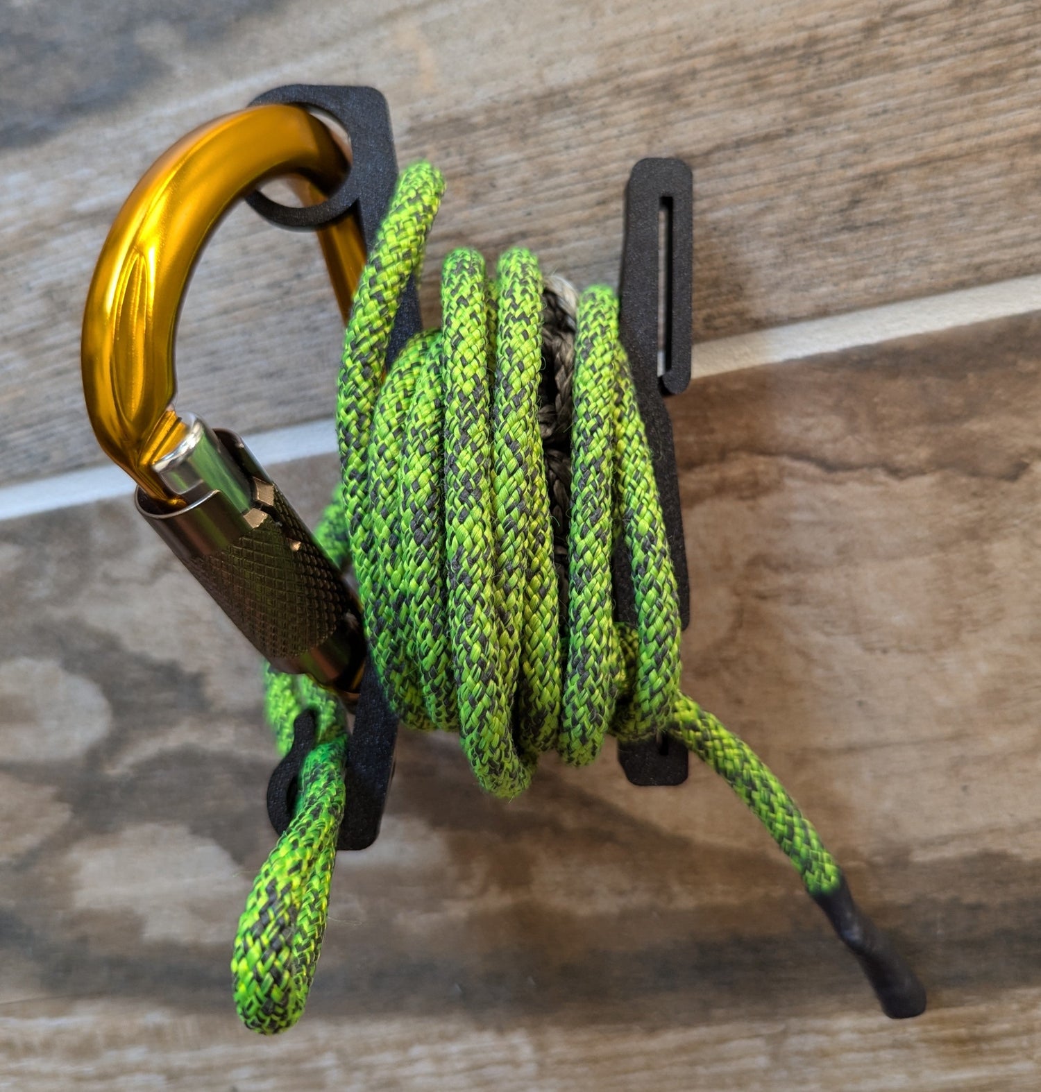Multi spool rope keeper gear hoist for saddle hunting by 3D Hunting Solutions, shown in use with multiple ropes attached.