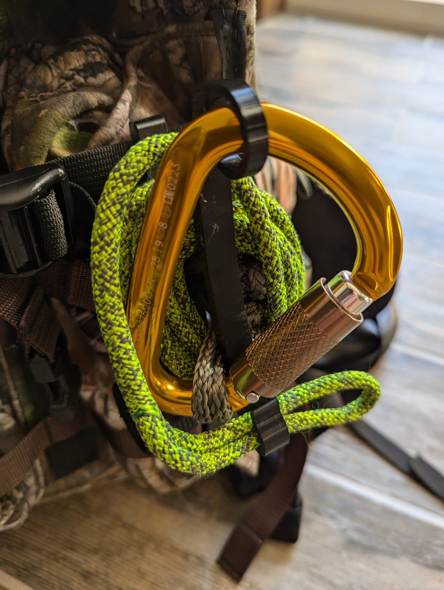 3D Hunting Solutions gear hoist with multi-spool rope keeper for saddle hunting, featuring durable construction and easy organization.