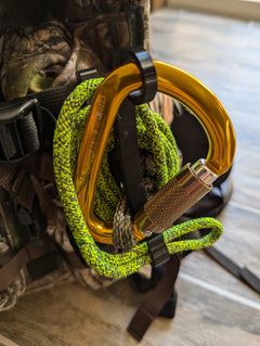 3D Hunting Solutions gear hoist with multi-spool rope keeper for saddle hunting, featuring durable construction and easy organization.
