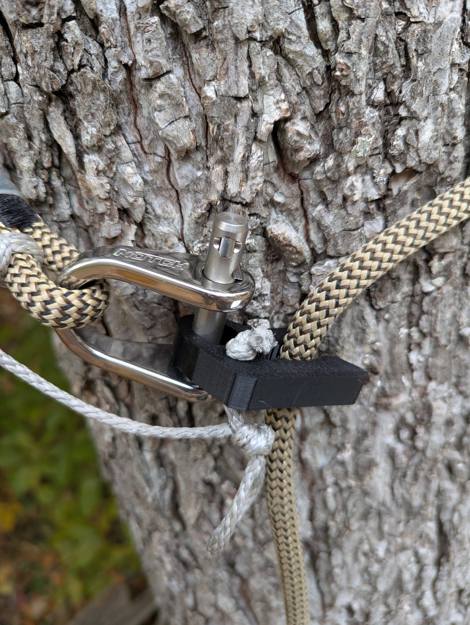 T-Rex Tether Clip by 3D Hunting Solutions, mobile and saddle hunting tether clip for secure one-sticking and climbing.