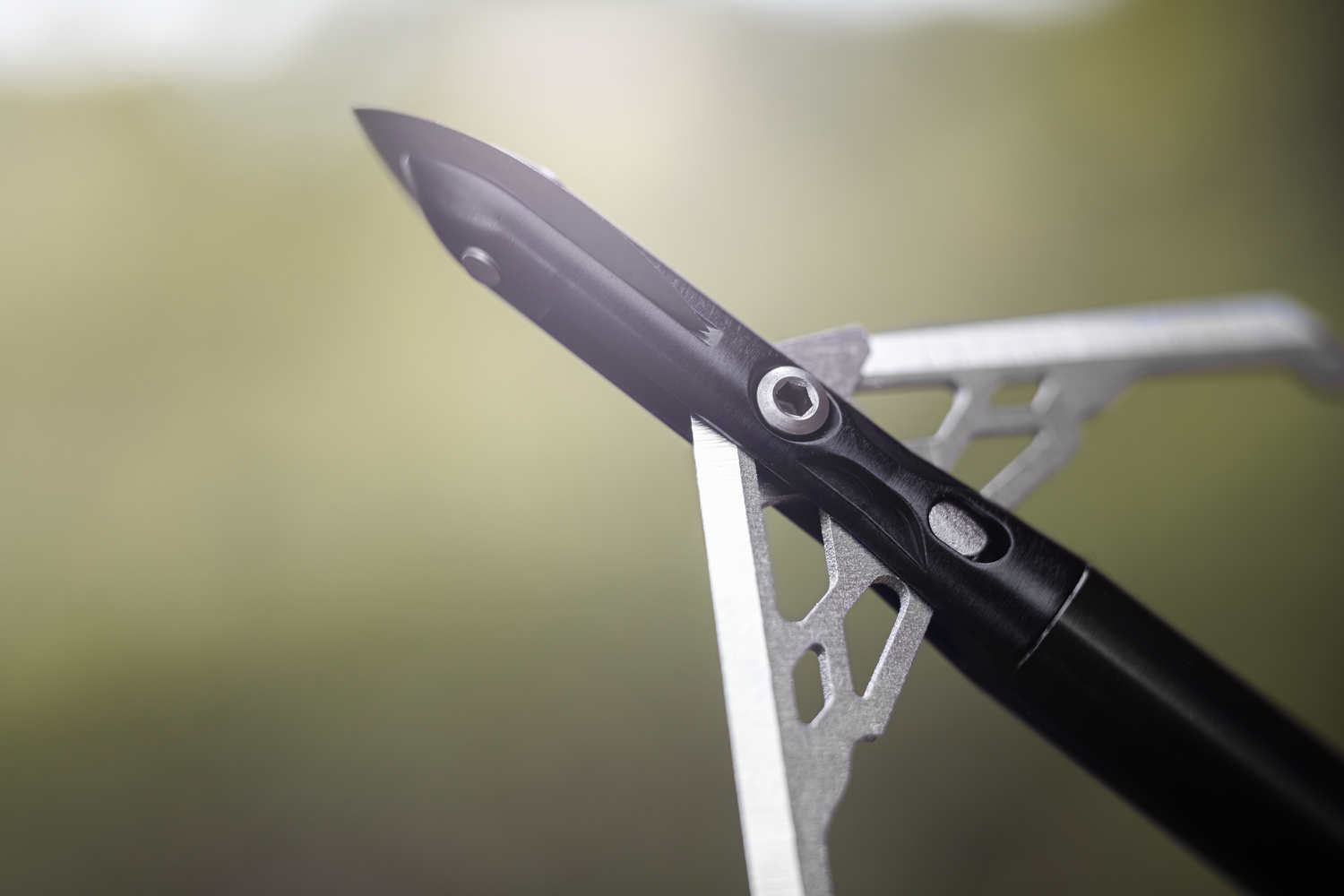 Speed Broadheads Crosscut 100 broadheads with sharp blades for precise hunting and archery performance.