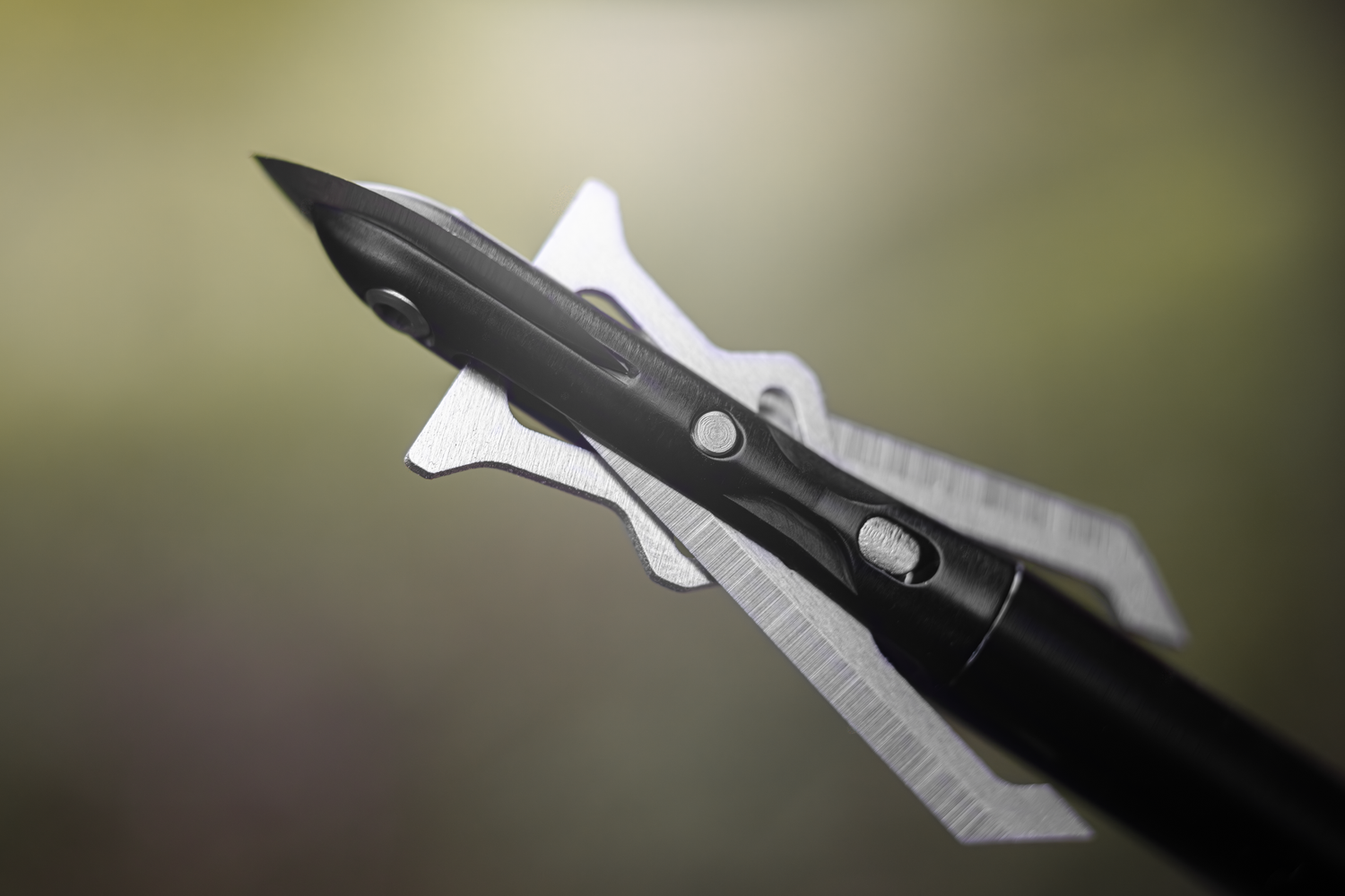 Speed Broadheads Crosscut 100 broadheads with sharp blades and durable construction for precise hunting performance.
