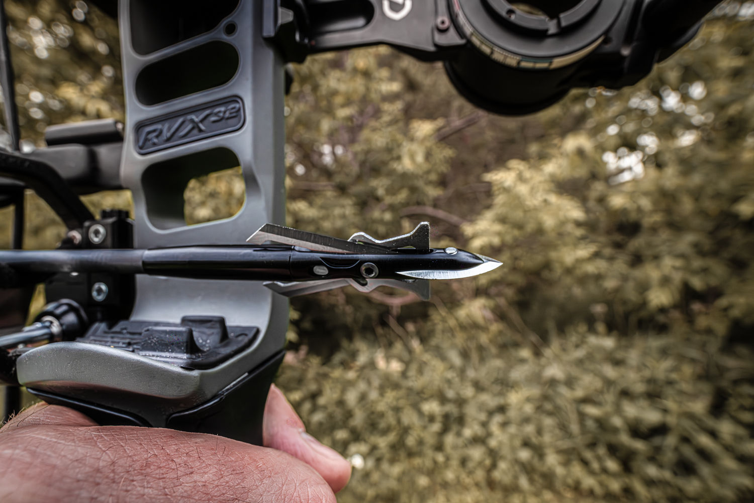 Speed Broadheads Crosscut 100 fixed-blade broadheads for hunting, showing the sharp blades and sleek design.