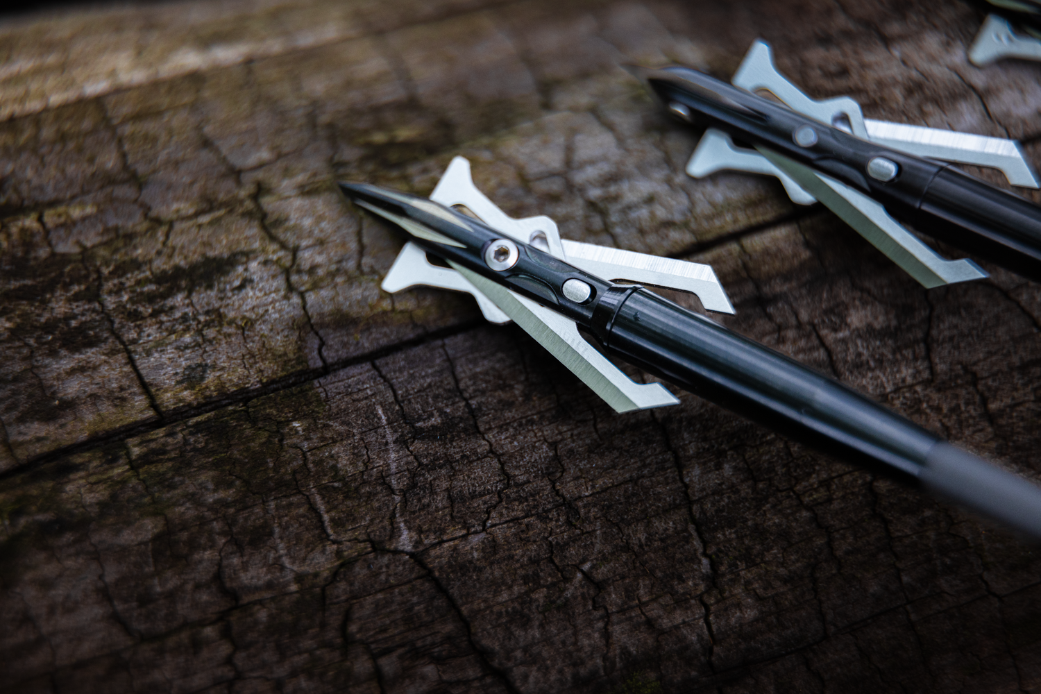 Speed Broadheads Titanium 100 arrow broadhead with a sleek silver finish, designed for precision and durability in hunting.